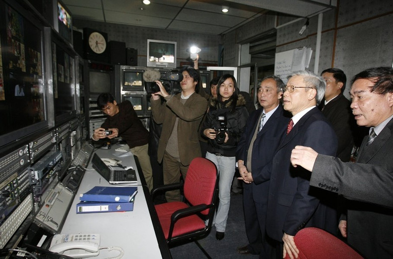 El presidente de la Asamblea Nacional de Vietnam, Nguyen Phu Trong, visita el Centro Técnico de Producción de Programas de la Televisión de Vietnam (Hanói, el 6 de febrero de 2008).