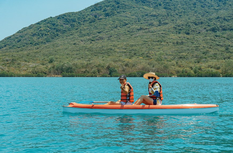 Turistas navegan en canoa por el manglar de Dam Bay, en la bahía de Nha Trang de la provincia vietnamita de Khanh Hoa.