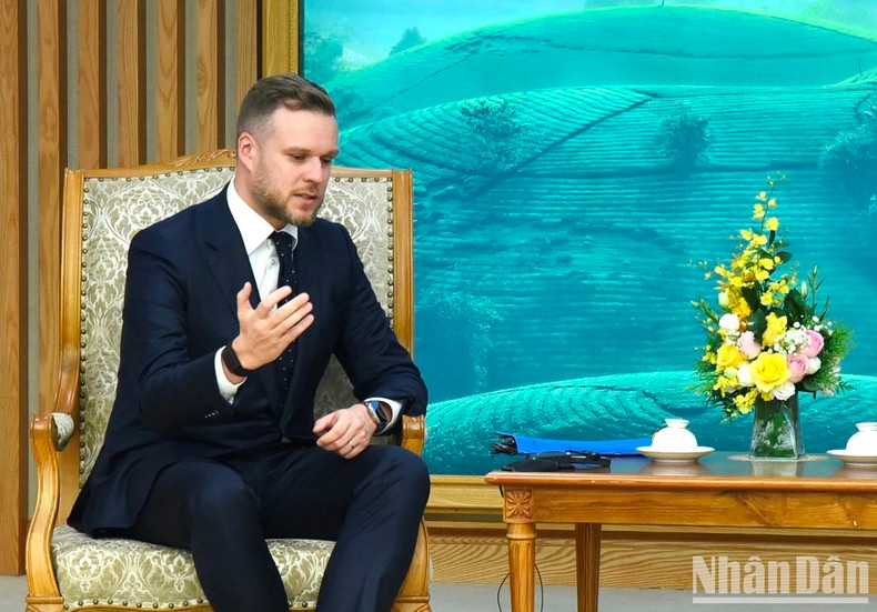 El canciller lituano habla en la cita.