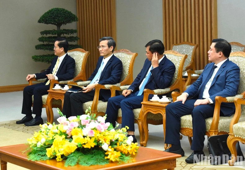 Representantes anfitriones.