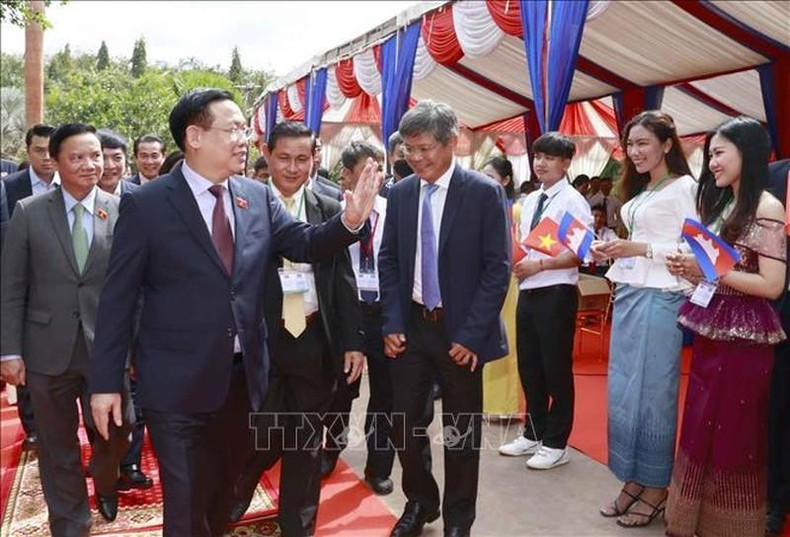 El presidente de la Asamblea Nacional de Vietnam, Vuong Dinh Hue, saluda a ejecutivos y empleados de la fábrica.