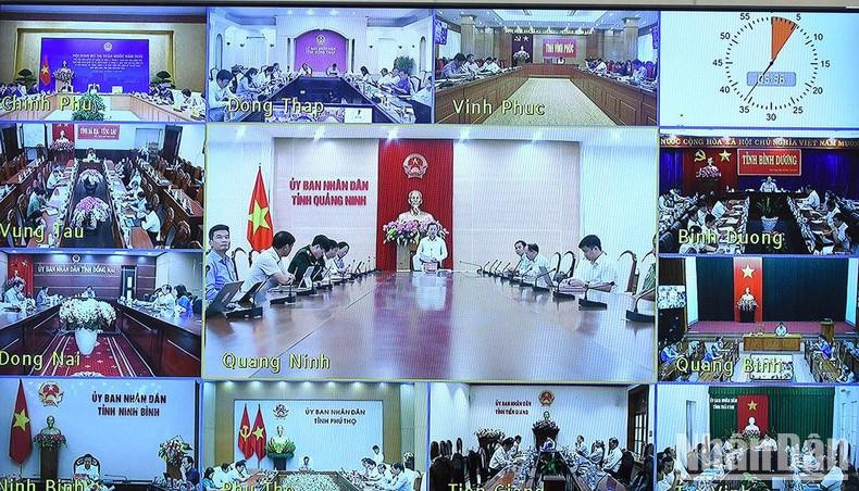 El simposio tuvo lugar en la sede del Gobierno, en Hanói, y fue transmitido en directo a los Comités Populares de las provincias y los cinco municipios de primer nivel de división administrativa.