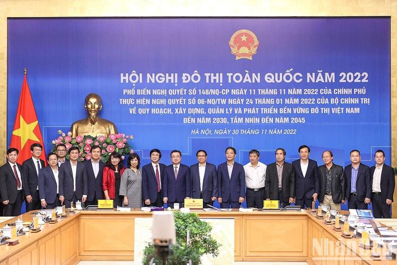 El premier posa junto con los delegados.