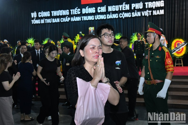 Pocas personas pueden reprimir las emociones ante esta gran pérdida de la nación.