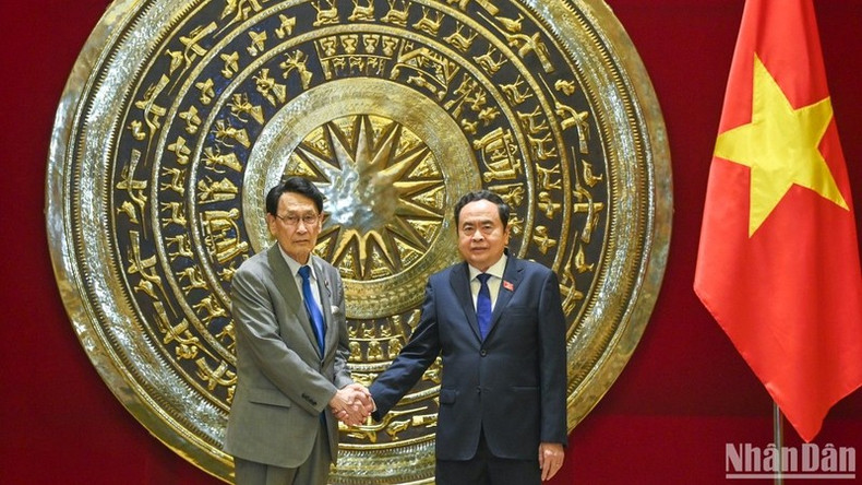 El presidente de la Asamblea Nacional de Vietnam, Tran Thanh Man, recibe a Tokai Kisaburo, miembro de la Cámara de Representantes y jefe del Consejo de Investigación de Políticas del Partido Liberal Democrático de Japón. El presidente de la Asamblea Nacional de Vietnam, Tran Thanh Man, recibe a Tokai Kisaburo, miembro de la Cámara de Representantes y jefe del Consejo de Investigación de Políticas del Partido Liberal Democrático de Japón.