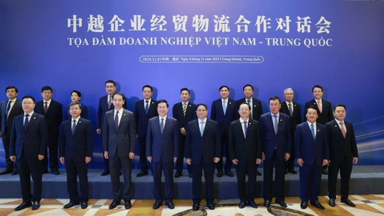 El primer ministro Pham Minh Chinh y delegados de ambas partes al simposio.