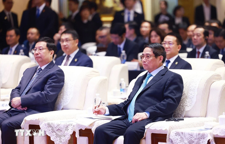 El premier vietnamita asiste al conversatorio.