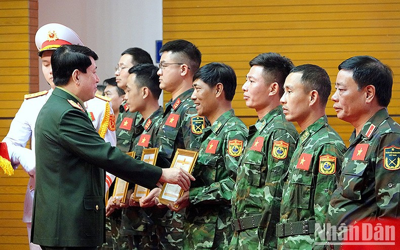 El general Luong Cuong entrega el Certificado de Reconocimiento del Ministro de Defensa a las personas sobresalientes en el despliegue de dicha labor solidaria. El general Luong Cuong entrega el Certificado de Reconocimiento del Ministro de Defensa a las personas sobresalientes en el despliegue de dicha labor solidaria.