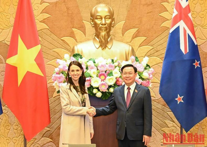 Los dos dirigentes se toman fotos.