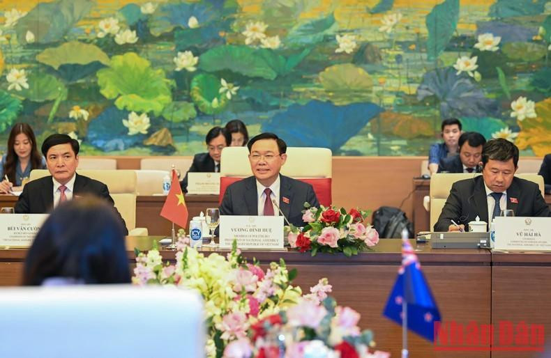 El jefe del Legislativo habla en la reunión.