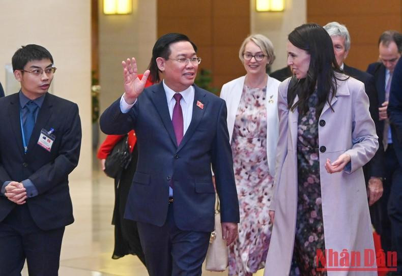 Los dirigentes charlan después de la reunión.