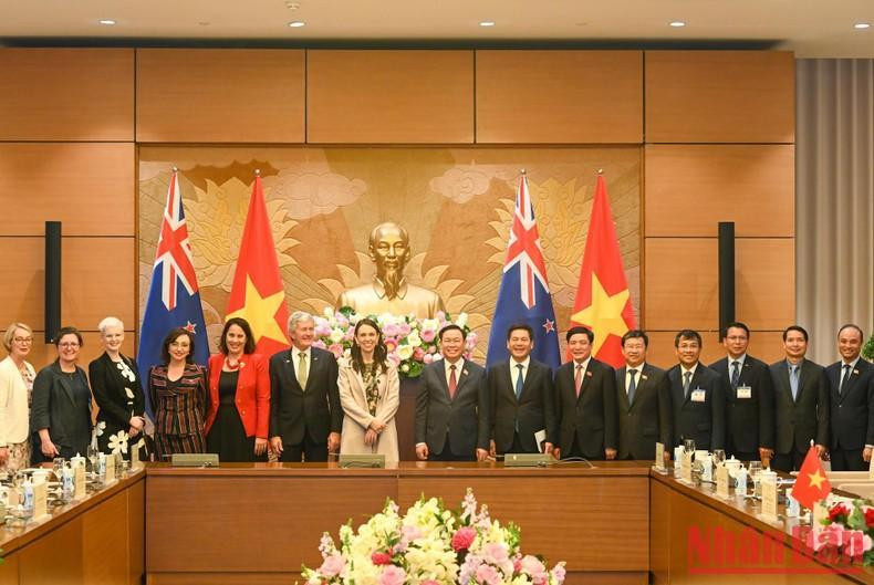 Los delegados de ambas partes.