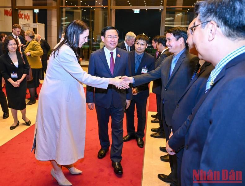 Dinh Hue presenta a la visitante a los miembros de la delegación del Parlamento vietnamita.