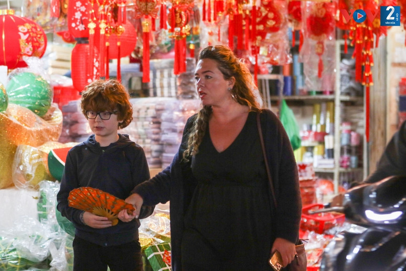 Los visitantes extranjeros acuden aquí para vivir el ambiente de esta fiesta tradicional vietnamita. Los visitantes extranjeros acuden aquí para vivir el ambiente de esta fiesta tradicional vietnamita.