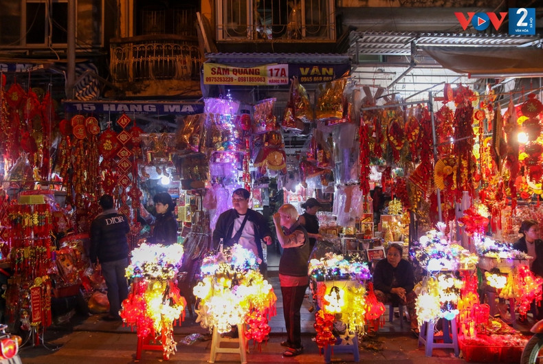 Los colores predominantes son el rojo y el amarillo, que simbolizan suerte, riqueza y prosperidad. Los colores predominantes son el rojo y el amarillo, que simbolizan suerte, riqueza y prosperidad.