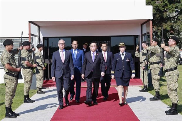 El presidente de la Asamblea Nacional de Vietnam, Vuong Dinh Hue, finaliza la visita oficial a Uruguay. (Fotografía: VNA) El presidente de la Asamblea Nacional de Vietnam, Vuong Dinh Hue, finaliza la visita oficial a Uruguay. (Fotografía: VNA)
