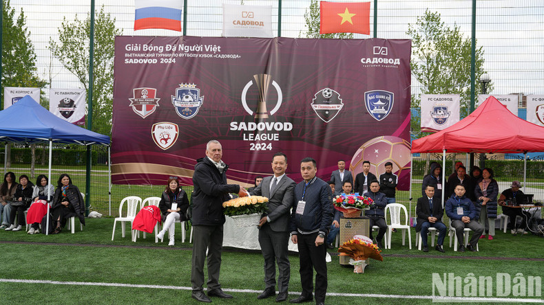 Asisten a la inauguración del torneo representantes de la Embajada de Vietnam en Rusia, la Asociación local de Vietnamitas, el directorio del mencionado centro y numerosos connacionales.