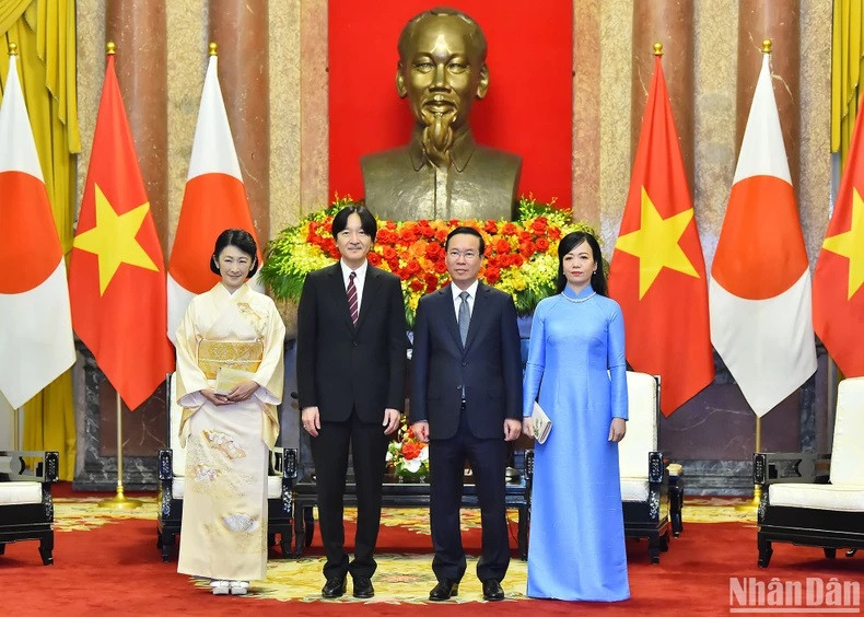 El jefe de Estado vietnamita y su esposa posan junto a los príncipes herederos. El jefe de Estado vietnamita y su esposa posan junto a los príncipes herederos.