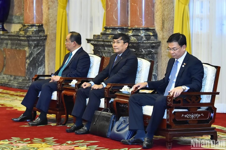 Representantes de la parte vietnamita. Representantes de la parte vietnamita.