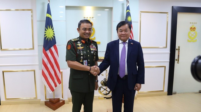 El teniente general Hoang Xuan Chien (derecha) se reúne con el general Datuk Muhammad Hafizuddeai bin Jantan. (Fotografía: VNA) El teniente general Hoang Xuan Chien (derecha) se reúne con el general Datuk Muhammad Hafizuddeai bin Jantan. (Fotografía: VNA)