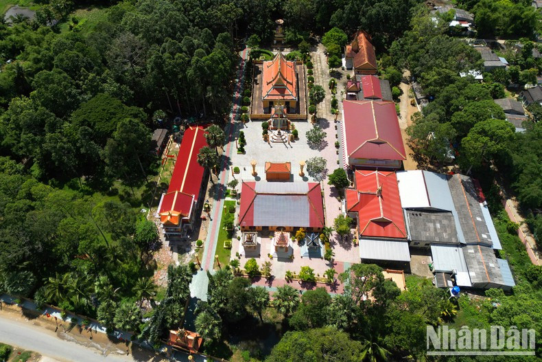 Cada pagoda jemer en la región meridional del país se compone de vallas, el portón principal y entradas laterales, el santuario principal, el pabellón Sala (“escuela”, “anfiteatro” o “choza de descanso” en el idioma jemer), donde se reúnen los peregrinos para descansar, y una estupa donde se guardan los restos de sus abades y seguidores budistas, entre otras obras. Todas poseen una arquitectura diversa, original y sofisticada.