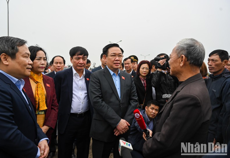 Charlan con pescadores locales. Charlan con pescadores locales.