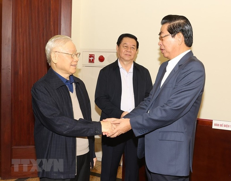 El máximo dirigente partidista y delegados al evento. El máximo dirigente partidista y delegados al evento.