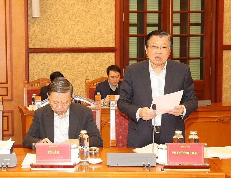 Phan Dinh Trac, miembro del Buró Político y el Secretariado del Comité Central del Partido y jefe de su Comisión de Asuntos Internos, interviene en la reunión. Es también subjefe permanente del citado comité directivo. Phan Dinh Trac, miembro del Buró Político y el Secretariado del Comité Central del Partido y jefe de su Comisión de Asuntos Internos, interviene en la reunión. Es también subjefe permanente del citado comité directivo.