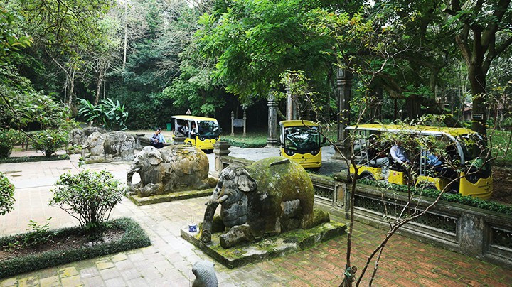 Los visitantes recorren la zona en coche eléctrico. Los visitantes recorren la zona en coche eléctrico.