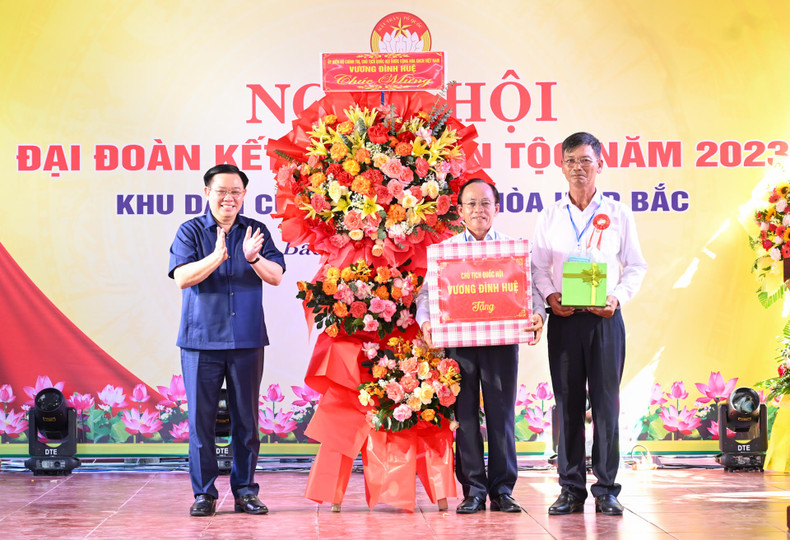 El dirigente entrega un regalo a la zona residencial.