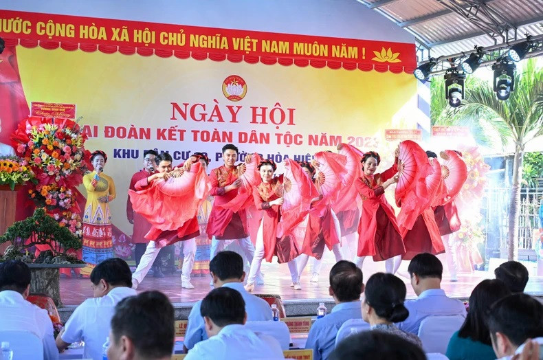 Una actuación artística en saludo al 93 aniversario del Día del Frente de la Patria de Vietnam.