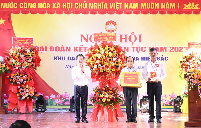 El secretario del Comité del Partido Comunista de Vietnam en la ciudad, Nguyen Van Quang, otorga un regalo a la localidad.