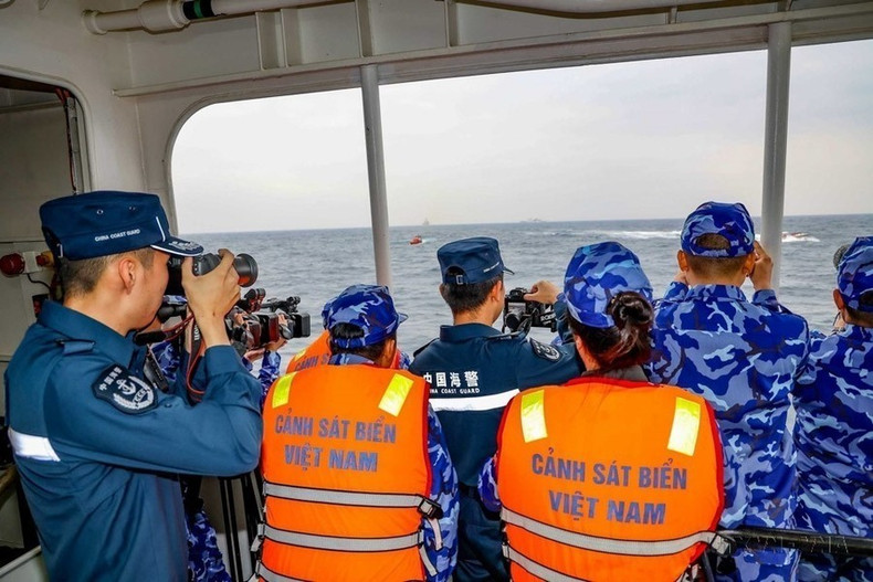 Reporteros de Vietnam y China participan en la cobertura de la primera patrulla conjunta entre las Guardias Costeras de Vietnam y China en 2023. Reporteros de Vietnam y China participan en la cobertura de la primera patrulla conjunta entre las Guardias Costeras de Vietnam y China en 2023.