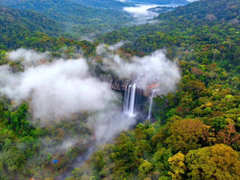 Desde arriba, las cascadas K50 se acurrucan en medio de las nubes, dando al paisaje toques poéticos y magníficos.
