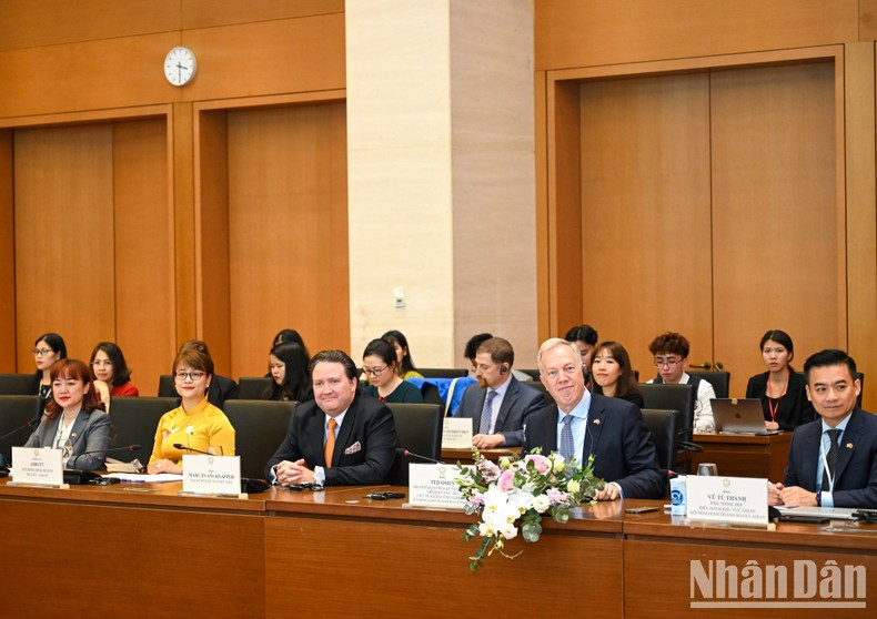 El presidente del USABC, Ted Osius; el embajador de EE.UU. en Vietnam, Marc Knapper, y representantes de más de 40 empresas líderes del país norteamericano. Se trata de la mayor delegación empresarial estadounidense a Vietnam hasta la fecha. El presidente del USABC, Ted Osius; el embajador de EE.UU. en Vietnam, Marc Knapper, y representantes de más de 40 empresas líderes del país norteamericano. Se trata de la mayor delegación empresarial estadounidense a Vietnam hasta la fecha.