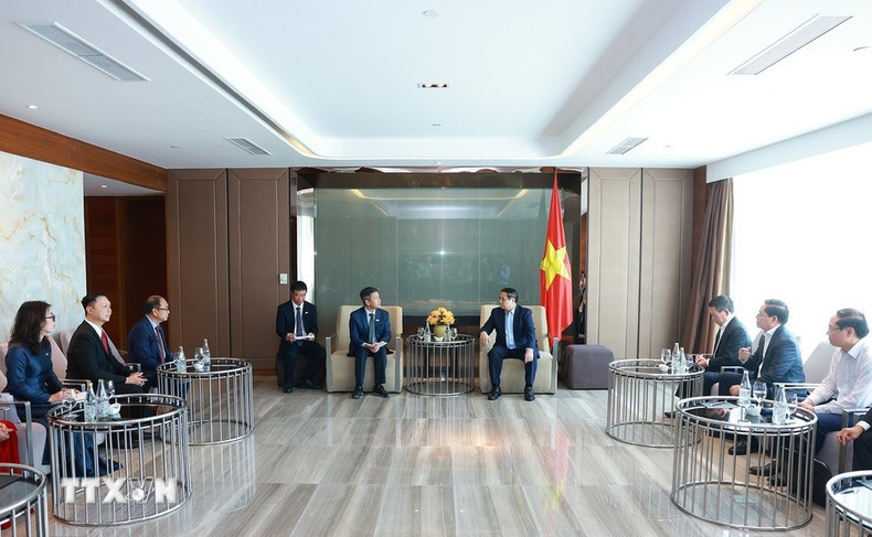 Panorama de la reunión entre el jefe de Gobierno y el ejecutivo de Long Son. Panorama de la reunión entre el jefe de Gobierno y el ejecutivo de Long Son.