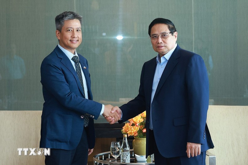 El dirigente vietnamita y Kulachet Dharachandra, director general del Complejo Petroquímico de Long Son (con inversiones tailandesas). El dirigente vietnamita y Kulachet Dharachandra, director general del Complejo Petroquímico de Long Son (con inversiones tailandesas).