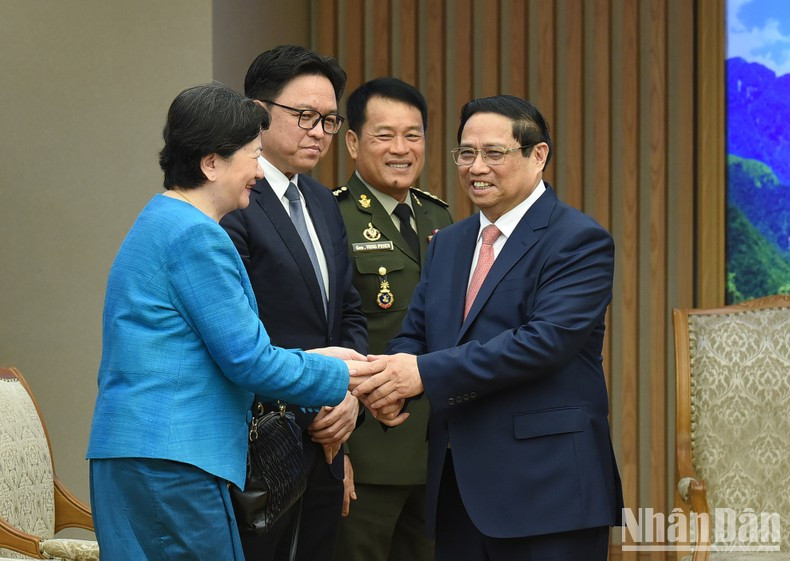 Minh Chinh y delegados del país vecino. Minh Chinh y delegados del país vecino.