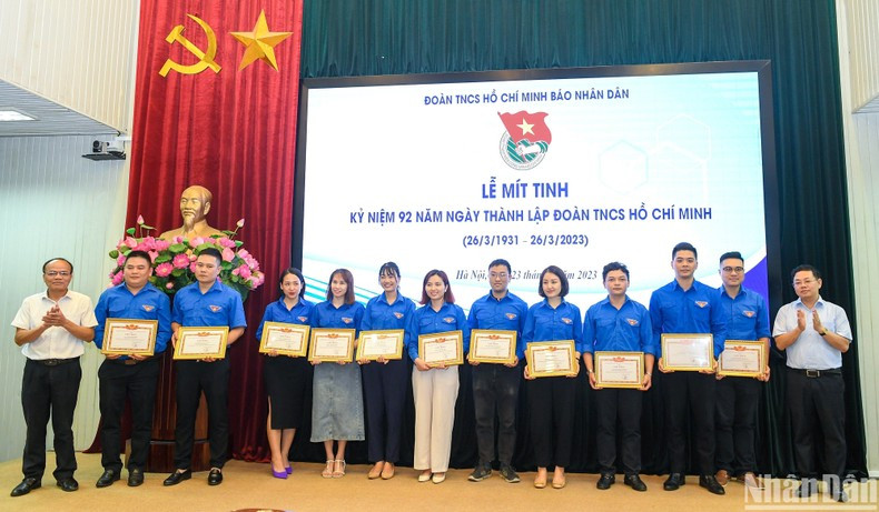 Ejecutivos del periódico otorgan certificados de reconocimiento a las 22 personas destacadas en la labor de la Unión y otras actividades juveniles en 2022. Ejecutivos del periódico otorgan certificados de reconocimiento a las 22 personas destacadas en la labor de la Unión y otras actividades juveniles en 2022.