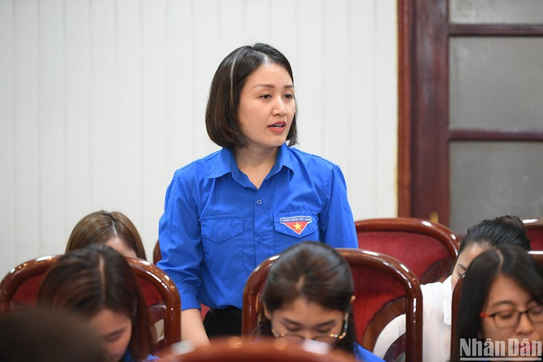 Una periodista plantea su pregunta a Quoc Minh. Una periodista plantea su pregunta a Quoc Minh.