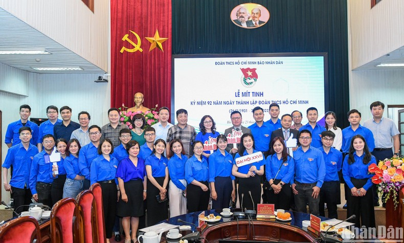Los delegados posan para una foto. Los delegados posan para una foto.
