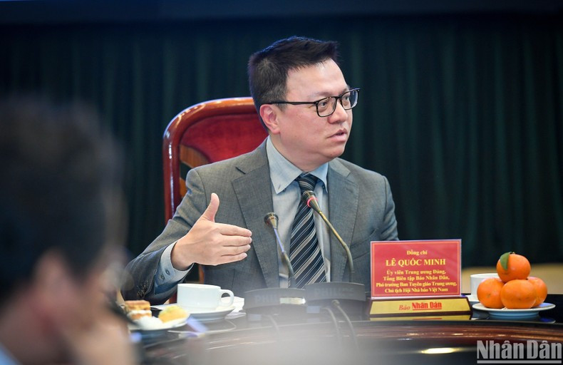 El presidente-editor de Nhan Dan, Le Quoc Minh, en la charla. El presidente-editor de Nhan Dan, Le Quoc Minh, en la charla.