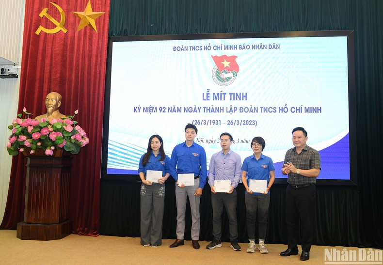 Los redactores subjefes de Nhan Dan otorgan la decisión de reconocimiento a los trabajadores que finalizaron su membresía de la Unión. Los redactores subjefes de Nhan Dan otorgan la decisión de reconocimiento a los trabajadores que finalizaron su membresía de la Unión.