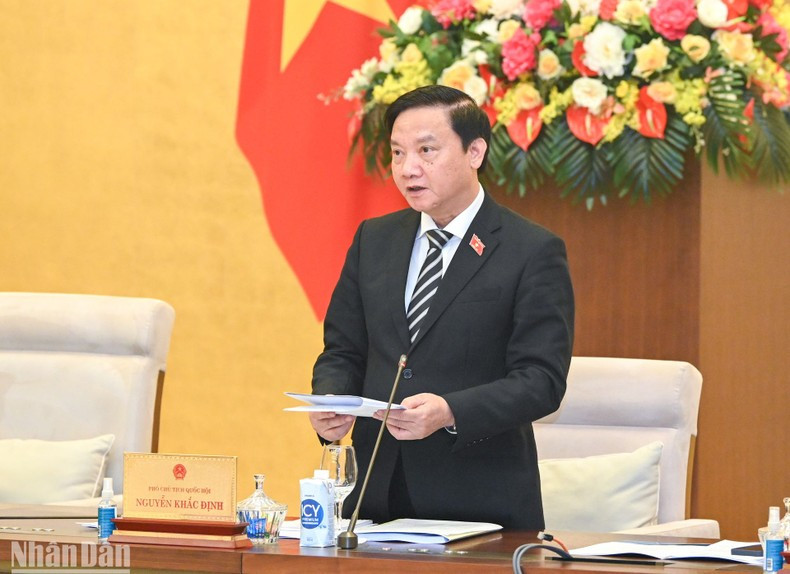 El vicepresidente de la ANV Nguyen Khac Dinh conduce el debate sobre el programa de elaboración de leyes y ordenanzas de 2024 y el ajuste de este plan de 2023. El vicepresidente de la ANV Nguyen Khac Dinh conduce el debate sobre el programa de elaboración de leyes y ordenanzas de 2024 y el ajuste de este plan de 2023.