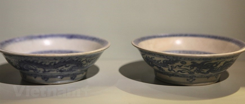 Los patrones se dibujan con un pincel y luego se recubren los discos con esmalte para garantizar un acabado brillante.