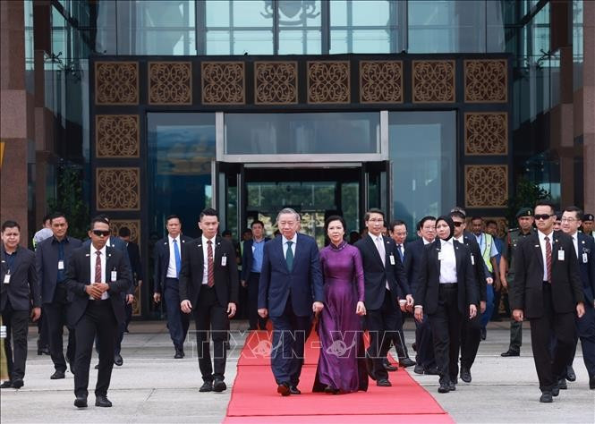 Ceremonia de despedida al dirigente vietnamita y su esposa en el aeropuerto internacional de Kuala Lumpur.