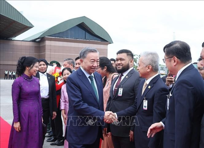 Ceremonia de despedida al dirigente vietnamita y su esposa en el aeropuerto internacional de Kuala Lumpur.