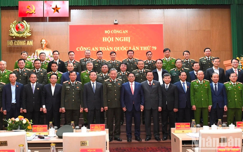 El premier Pham Minh Chinh y los participantes en la conferencia. El premier Pham Minh Chinh y los participantes en la conferencia.