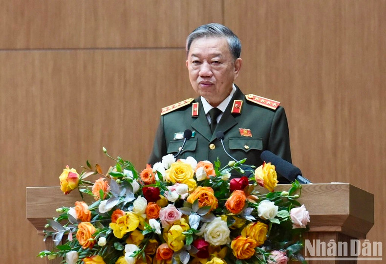 El general To Lam, miembro del Buró Político del Comité Central del Partido, secretario de la Comisión Central de Seguridad Pública y ministro de Seguridad Pública, pronuncia el discurso inaugural. El general To Lam, miembro del Buró Político del Comité Central del Partido, secretario de la Comisión Central de Seguridad Pública y ministro de Seguridad Pública, pronuncia el discurso inaugural.
