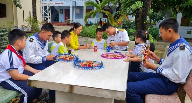 Soldados y habitantes en la isla de Sinh Ton realizan preparativos para el evento. Soldados y habitantes en la isla de Sinh Ton realizan preparativos para el evento.